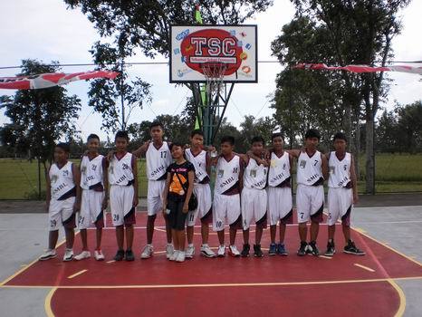 Tim Bola Basket Putra SMPN 1 SUTOJAYAN berlaga di SMAN 1 TALUN